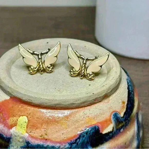 Vintage Trifari Gold Tone Beige Enamel Butterfly Stud Earrings - Picture 1 of 4